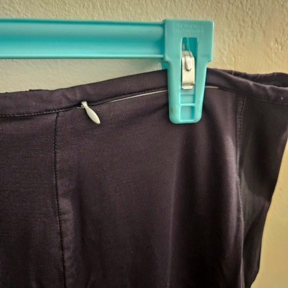 Nike Capris with Zipper pocket Workout legging yoga flare butt gym shorts black - Picture 3 of 3